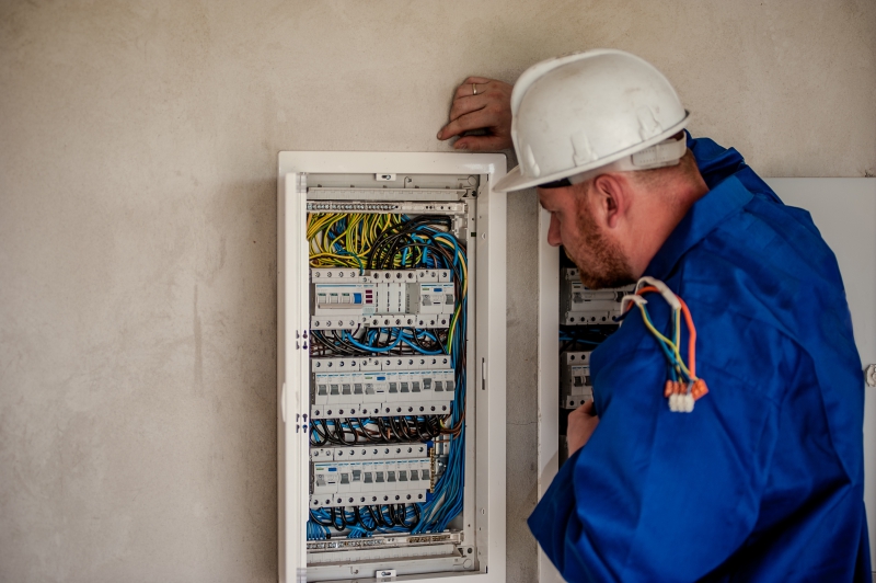 electricite-RAYOL CANADEL SUR MER-min_electrician-2755683